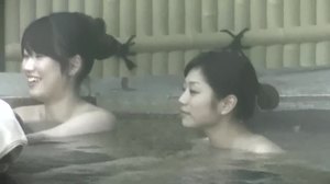 HD видео на японска горничка, която се къпе на открито