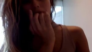 Adolescente se masturba en la oficina de su mamá en la cámara