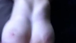 Amaterska najstnica s fetišem stopal se sleče in sesa prste