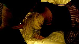 Amateur-Blondine wird im Hotel-Gruppensex von einem großen schwarzen Schwanz satt