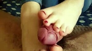 Эксклюзивное видео футджоба и спермы на ногах молодой любительской рыжей красотки