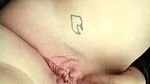 Garota tatuada em saia de couro tem orgasmo intenso em público