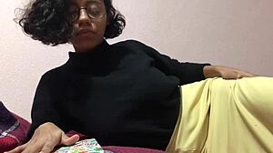 Une adolescente noire amateur fait une branlette et se masturbe en HD