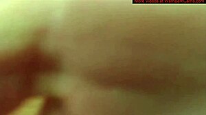 Bimbo sexy blondă se dezbracă și își arată sânii mari într-un videoclip webcam
