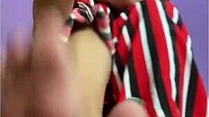 Exclusieve video van een Russische milf die zichzelf tot een orgasme vingert