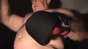 Ação de boxe e webcam com homens maduros