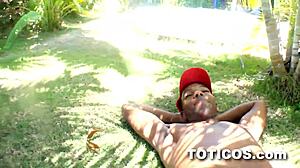 Interracial avsugning från en dominikansk tonåring på gräsmattan i 18 år gammal video