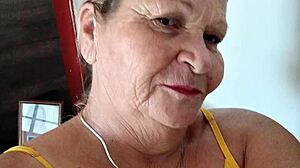 Ана, сексуальная бабушка на Facebook в 60 лет