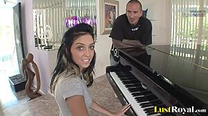 Стефани Кейнс с малки цици скача, докато свири на пиано