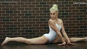 A loira Tornaszkova mostra sua flexibilidade em um vídeo solo