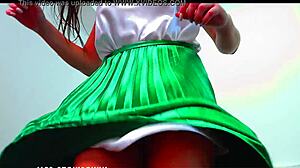 Sensuel silke nederdel bliver gnubbet med spyt efter blowjob