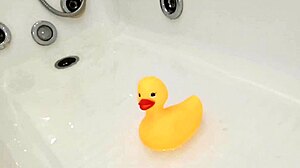 Sarışın milf, banyoda lastik oyuncakla kendini okşuyor