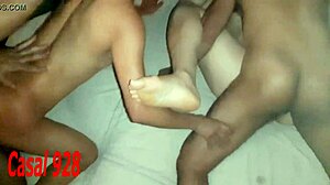 Egy csapat dögös swinger vad buliba megy kettős penetrációval és anal szexszel