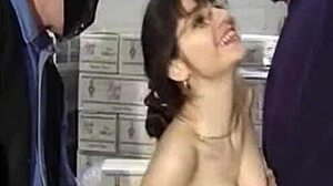 Setiausaha brunette panas mendapat vaginanya yang ketat dan pantatnya diliwat dalam threesome