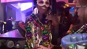 Udendørs frister med ung drømmekvinde på Mardi Gras