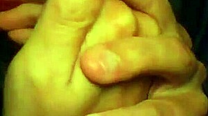 Соло-мастурбация мужчины и мастурбация пальцами в эротическом видео