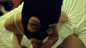 Teenager s velkou zadnicí a malými kozy dělá orální sex v hotelovém pokoji