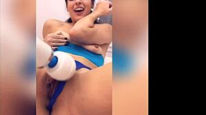 Lezbične prijateljice raziskujeta svojo seksualnost v tem domačem videu - Abbie Maley in Riley Reid