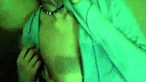 Malé prsia teenagerky sú tvrdo šukané v domácom videu