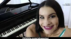 Horúca brunetka dostáva svoje malé prsia hladané a šukané na klavíri