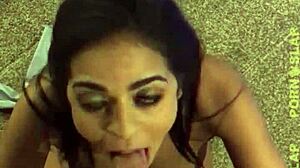 Vroče dekliško porno video prikazuje, kako se Vienna Black trdo jebe na jahti