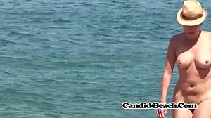 Voyeurista strand-milf-ek nagy kerek seggekkel és borotvált puncikkal