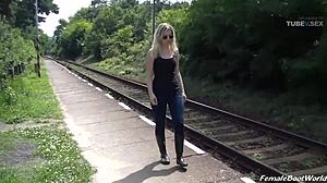 Diversión con fetiches de pies en el ferrocarril