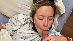 Δημόσιο σεξ με έναν ασθενή με μεγάλο πέος και τη φίλη του στο νοσοκομείο