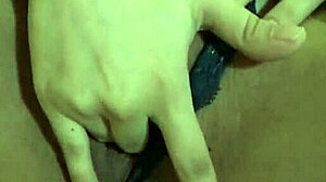 Азиатская девушка мастурбирует голыми руками и очками