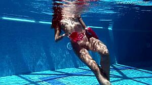 HD video Tiffany tetovirane babe koja se igra sa svojom uskom pičkom u bazenu