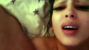 이집트의 에스코트 네일라 키미가 HD 비디오에서 큰 꼬리에 입술을 준다