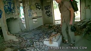 Un gringo viene beccato mentre scopa una latina arrapata in una casa abbandonata