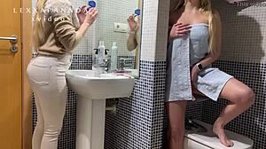 Teenagerens sexede røv bliver fanget på kameraet på badeværelset