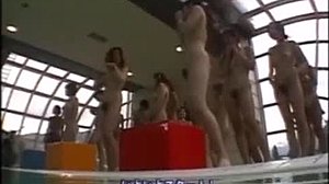 Wanita panas dari Jepun mengambil bahagian dalam permainan kecergasan bawah air