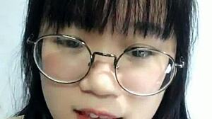 Seksuell koreansk skolejente i cosplay-utstyr viser seg frem på webcam