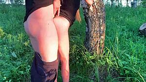 Véritable couple amateur a des relations sexuelles brutales dans les bois avec éjaculation sur le cul