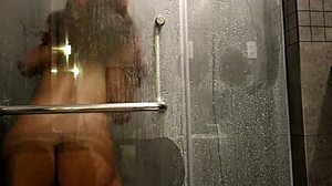 Cuplu amator se bucură de sex anal și oral hardcore în baie