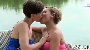 两个短发美女在湖边享受热的阴道游戏