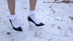 חוטים וגרביים מוסיפים מגע של אלגנטיות לסצנת השלג הזו