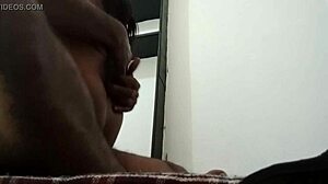 Črni študentski par uživa v amaterski seksu v študentski sobi
