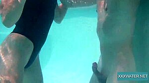 Η ευρωπαϊκή κοπέλα Marcie παίρνει το πρόσωπό της γαμημένο κάτω από το νερό