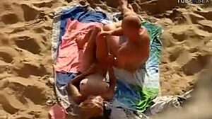 جنس بدون واقي مع زوجين ذوي قضبان كبيرة على الشاطئ