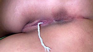 Close-up van Irina's perfecte lichaam en clit terwijl ze masturbeert