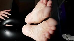 Une nana pieds nus se livre à un footjob et joue avec ses pieds avec son amant