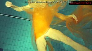 Remaja amatir nastya memamerkan tubuh seksi di kolam renang