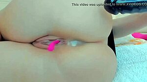 Une amatrice montre son gros cul et supplie pour du sperme dans l'anus