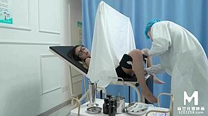 Bundão e tetas grandes: um exame ginecológico asiático em um ambiente hospitalar