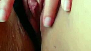 Amaterska brunetka Morocha se masturbira na telefonu s svojim velikim klitorisom in naravnimi joški