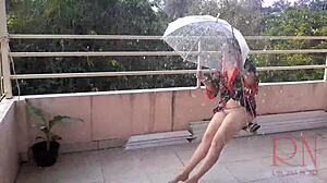 Kinky husmor nyter offentlig nakenhet og svinger i regnet
