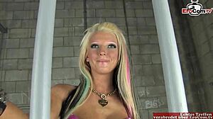 18-årig blondine med små pupper blir hardt knullet i fengselscellen